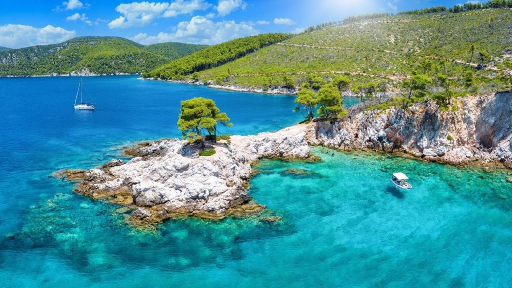 Το μαγικό τοπίο της Σκοπέλου που μοιάζει με καρτ ποστάλ: Το Ακρωτήρι Αμάραντος και τα διάσημα πεύκα του