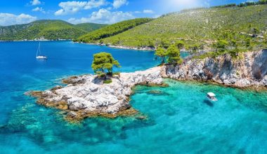 Το μαγικό τοπίο της Σκοπέλου που μοιάζει με καρτ ποστάλ: Το Ακρωτήρι Αμάραντος και τα διάσημα πεύκα του