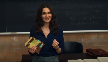 Βίντεο: Στην Ιταλία δεν χάνουν μάθημα – Δασκάλα με διάφανο παντελόνι και στρινγκ κάνει θραύση