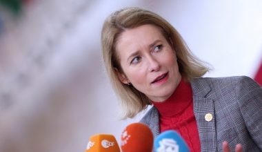 Η Κ.Κάλλας «κόβει» τις συζητήσεις με την Ρωσία: «Είμαστε με την Ουκρανία και έχουμε δικά μας συμφέροντα»