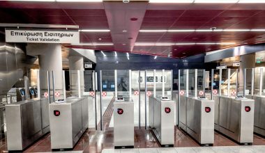 Ελεγκτής της ΣΤΑ.ΣΥ. φέρεται να ζητούσε 20 ευρώ για να «σβήνει» πρόστιμα χωρίς εισιτήριο (βίντεο)