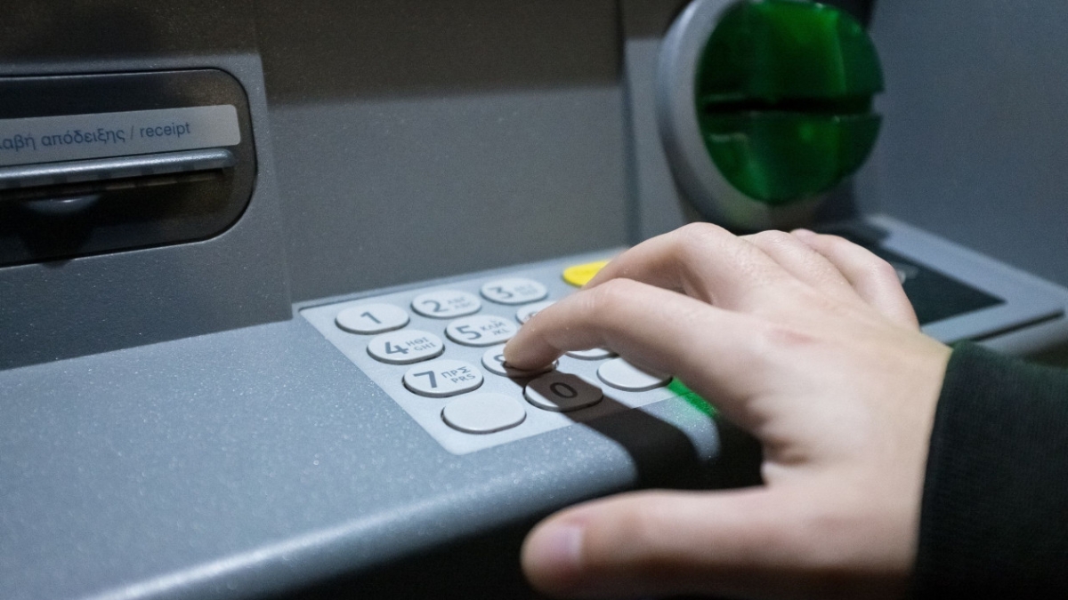 Skimming: Η απάτη στα ΑΤΜ που συνεχίζει να απειλεί τους καταναλωτές – Πώς να προστατευτείτε
