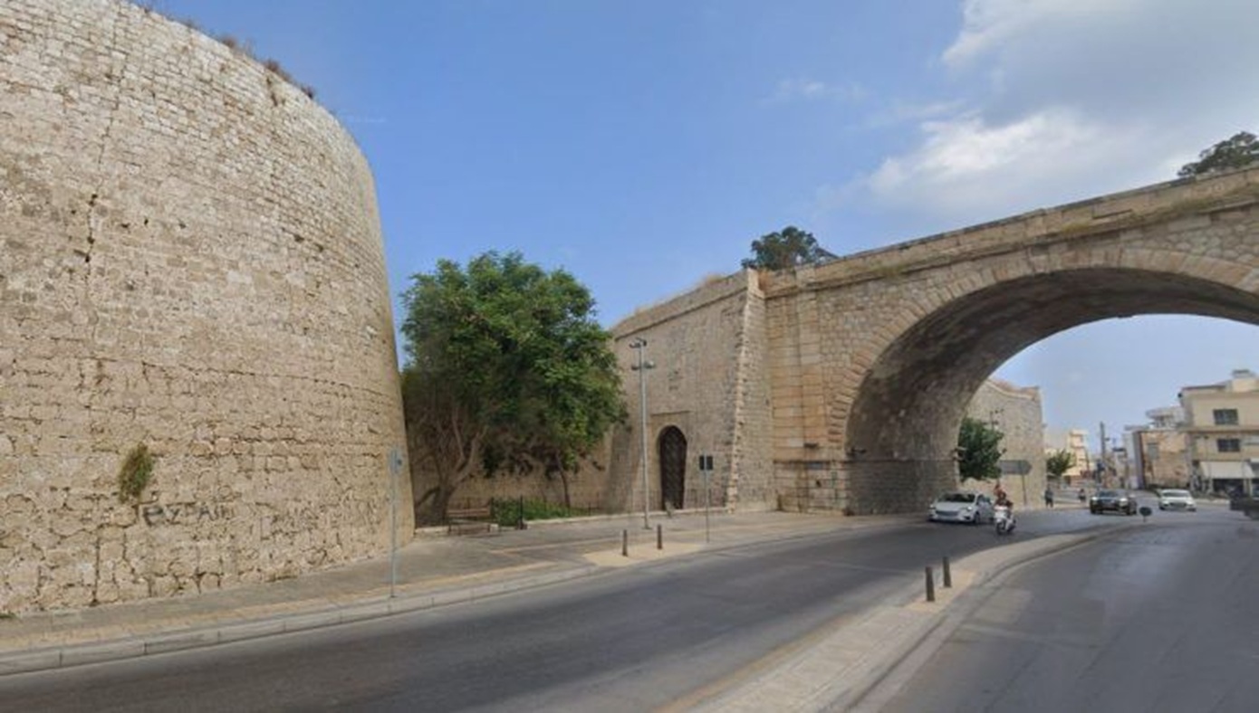 Ηράκλειο: Στη ΜΕΘ 19χρονος που έπεσε από τα ενετικά τείχη