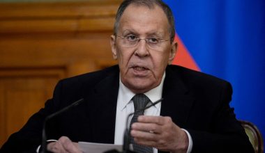 Ο Σ.Λαβρόφ προαναγγέλλει μαζικά πλήγματα κατά της Ουκρανίας: «Θα απαντήσουμε πρακτικά στην ουκρανική επίθεση»