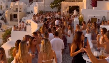 Χιλιάδες τουρίστες κατακλύζουν την Οία – Ουρές και συνωστισμός για το ηλιοβασίλεμα της Σαντορίνης (βίντεο)