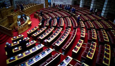 Η ΝΔ προτείνει αναθεώρηση του Συντάγματος σε περιουσία, στέγαση και «κλιματική αλλαγή»