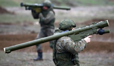 Βίντεο: Ρώσοι στρατιώτες ρίχνουν με MANPADS κατά ουκρανικών drones μέσα στους αυτοκινητόδρομους της Μόσχας!