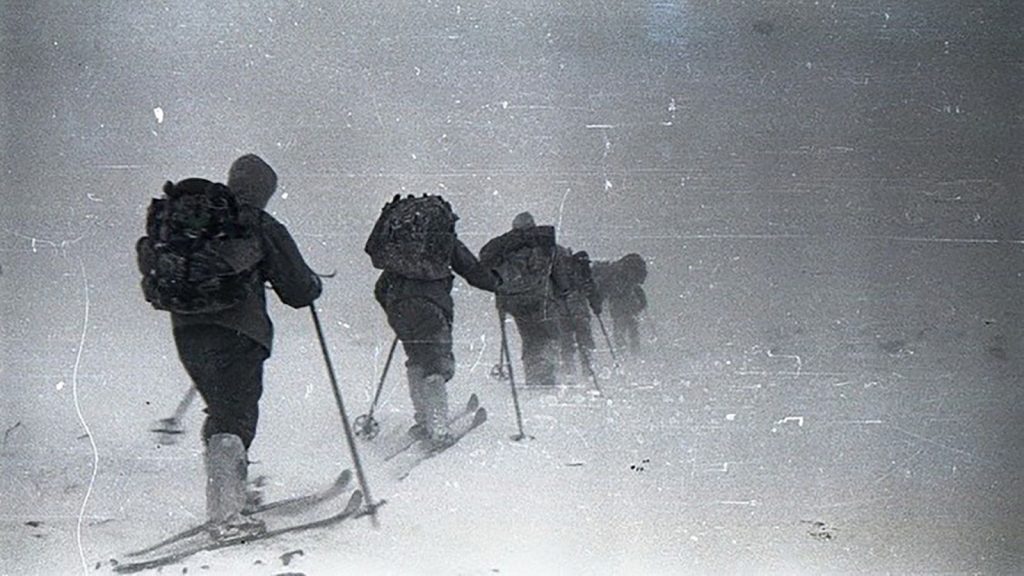 Dyatlov Pass: Το μυστήριο που στοιχειώνει τη Ρωσία εδώ και 67 χρόνια – Τι συνέβη πραγματικά στους εννέα ορειβάτες;