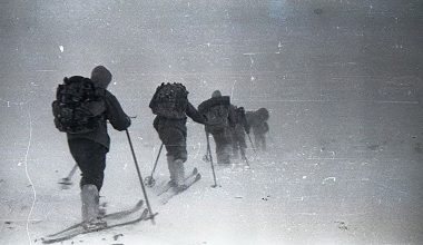 Dyatlov Pass: Το μυστήριο που στοιχειώνει τη Ρωσία εδώ και 67 χρόνια – Τι συνέβη πραγματικά στους εννέα ορειβάτες;