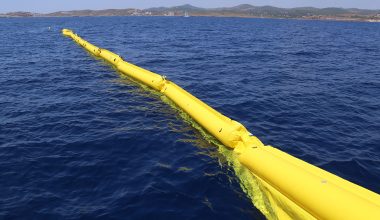 Χαλκίδα: Ξεκίνησε η τοποθέτηση πλωτών φραγμάτων για την αντιμετώπιση των μεδουσών στις παραλίες