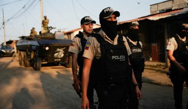 Ισημερινός: H στιγμή που εκτελούν εν ψυχρώ ηγετικό στέλεχος συμμορίας έξω από αεροδρόμιο (βίντεο)
