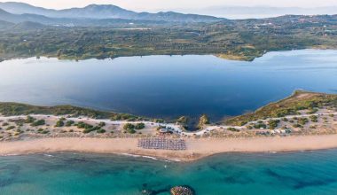 Χαλικούνας: Η εξωτική παραλία της Κέρκυρας που χωρίζει το Ιόνιο από τη λίμνη Κορισσίων (φωτο)
