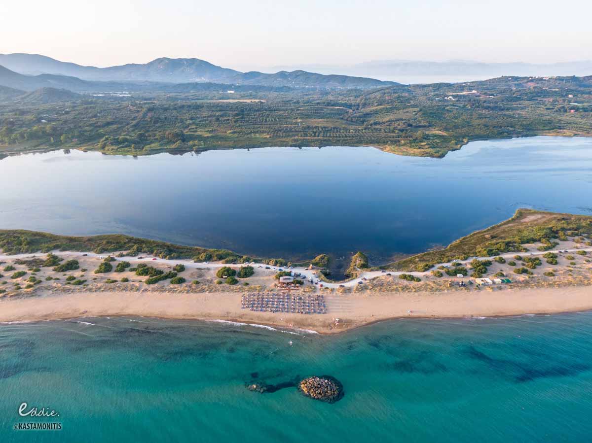 Χαλικούνας: Η εξωτική παραλία της Κέρκυρας που χωρίζει το Ιόνιο από τη λίμνη Κορισσίων (φωτο)
