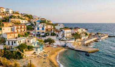 Το μυστικό των «Μπλε Ζωνών»: Γιατί σε ορισμένες περιοχές του κόσμου οι άνθρωποι ζουν πάνω από 100 χρόνια