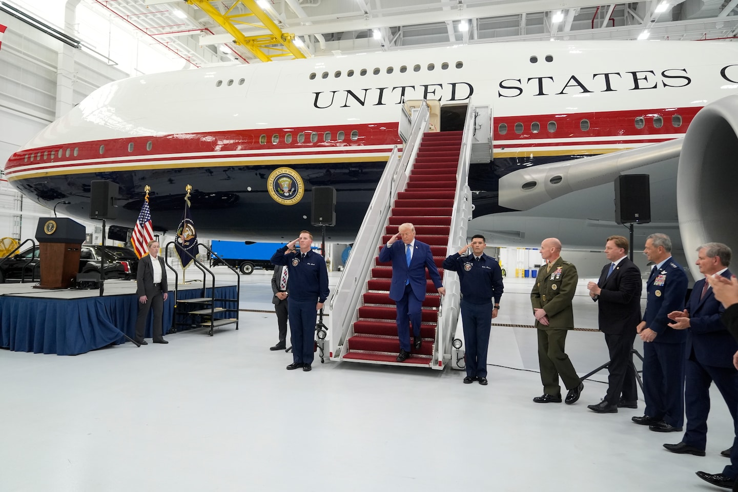 Air Force… Qatar: Ο Τραμπ παρουσίασε το νέο προεδρικό αεροσκάφος που δώρισε το Κατάρ