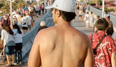 Γαλλικές πόλεις «τιμωρούν» με πρόστιμο 150 ευρώ τους άνδρες που κυκλοφορούν χωρίς μπλούζα εκτός παραλίας