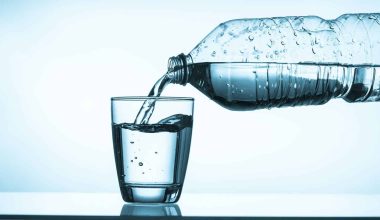Πόσο νερό πρέπει να πίνουμε πραγματικά όταν η θερμοκρασία αγγίζει τους 40 βαθμούς; Οι ειδικοί δίνουν την απάντηση