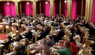 Έγιναν viral οι Νορβηγοί βουλευτές αφού «τράβηξαν κουπί» στο Κοινοβούλιο λόγω Μουντιάλ (βίντεο)