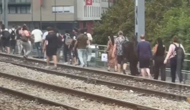 Παρίσι: Επιβάτες εγκλωβίστηκαν σε τρένα και περπάτησαν στις ράγες (βίντεο)