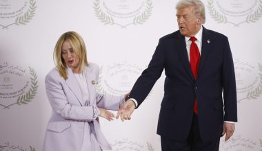 Ν.Τραμπ: «Η Τ.Μελόνι με ικέτευε να βγάλω φωτογραφία μαζί της»