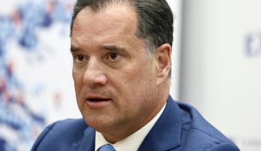 Ο Α.Γεωργιάδης αποδέχεται να συναντηθεί με τον σύζυγο του Σ. Κασσελάκη, Τ.Μακμπέθ: «Είμαι διαθέσιμος για συζήτηση»