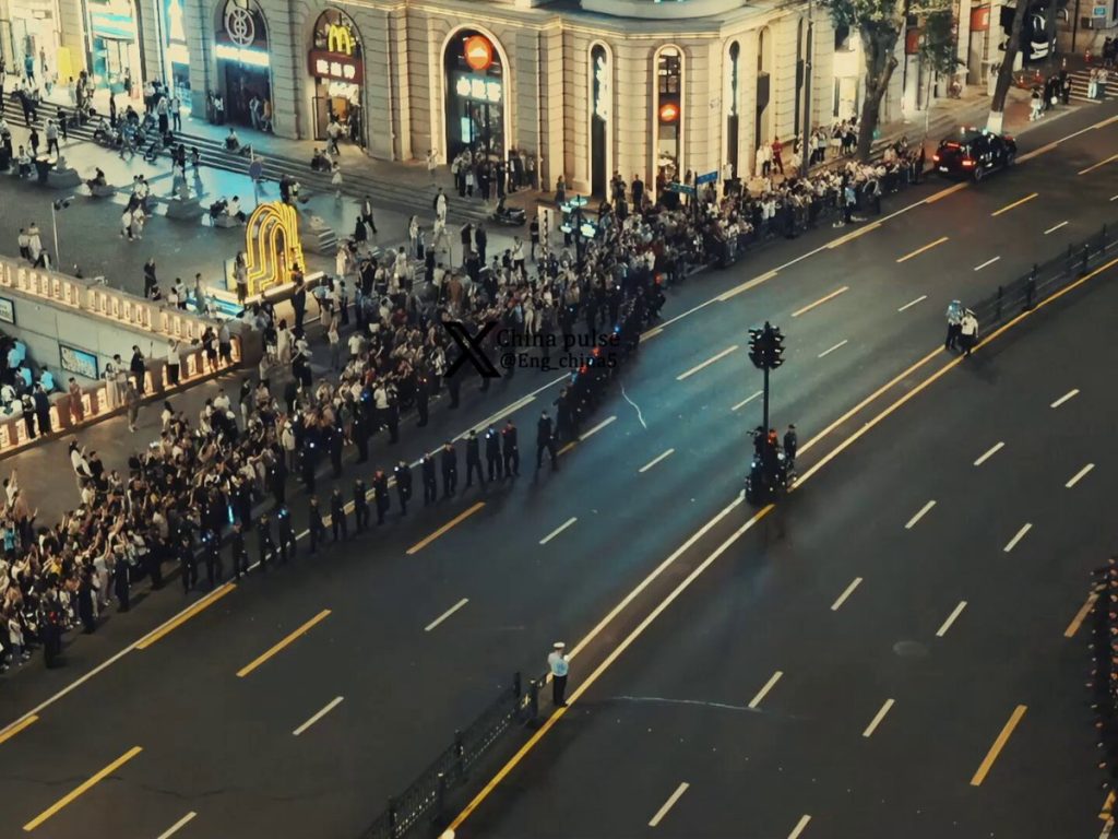 Βίντεο: Η κινεζική τροχαία δημιουργεί ανθρώπινα «φράγματα» για να διακόπτει την κυκλοφορία και να περνούν οι πεζοί!