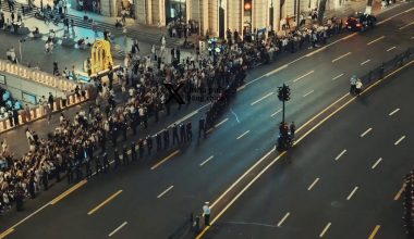 Βίντεο: Η κινεζική τροχαία δημιουργεί ανθρώπινα «φράγματα» για να διακόπτει την κυκλοφορία και να περνούν οι πεζοί!