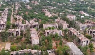 Κονσταντινόφκα: Ρωσικές σημαίες υψώνονται συνεχώς σε νέα σημεία της πόλης