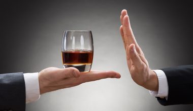 Πτώση στην κατανάλωση αλκοόλ στα νυχτερινά μαγαζιά: Οι έλεγχοι της Τροχαίας αλλάζουν τις συνήθειες των οδηγών