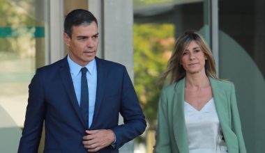 Ισπανία: Σε δίκη παραπέμπεται η σύζυγος του Π.Σάντσεθ για διαφθορά – Της επιβλήθηκαν περιοριστικοί όροι