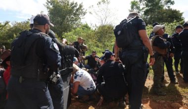 Δείτε βίντεο: Απομακρύνουν άμεσα την Κοσταρικανή πρόεδρο μετά από έκρηξη σε παράνομο ορυχείο