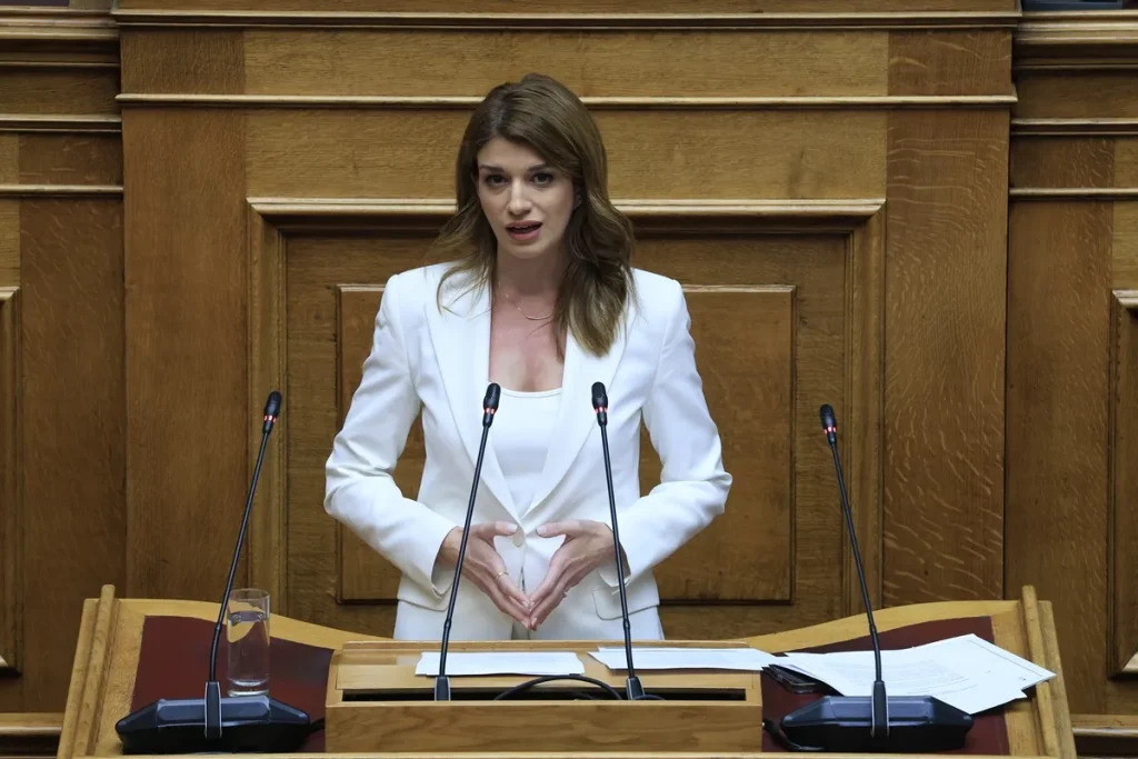 Κ.Νοτοπούλου: «Ψευδείς οι πληροφορίες ότι έχω κάνει δημοσκόπηση για την αποδοχή μου στους ψηφοφόρους του ΠΑΣΟΚ»