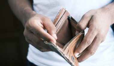 Η ακρίβεια «τρώει» το εισόδημα των εργαζομένων: Μόλις 18 ημέρες καλύπτει ο μισθός – Το 50% αναζητά δεύτερη δουλειά