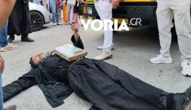 Διαμαρτυρία ρασοφόρων κατά του Pride στη Θεσσαλονίκη: Ο ένας ξάπλωσε συμβολικά μπροστά σε άρμα! (βίντεο)