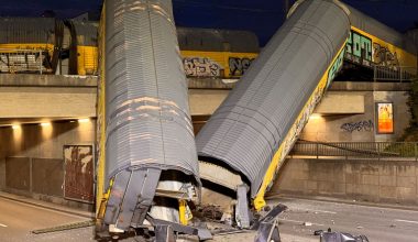 Σοβαρό τροχαίο στο Μόναχο: Σύγκρουση τρένων στη Milbertshofen – «Κρέμονταν» σε γέφυρα τα βαγόνια (βίντεο)