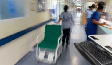 Βρετανία: Απέλυσαν νοσηλεύτρια  επειδή είπε σε ασθενή ότι ο καρκίνος του προκλήθηκε από τα εμβόλια για τον  COVID
