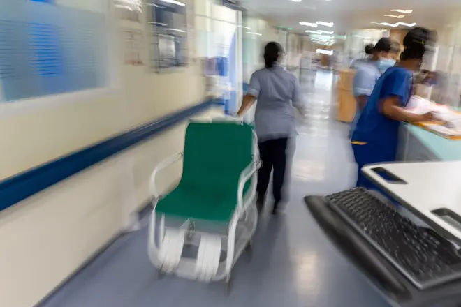 Βρετανία: Απέλυσαν νοσηλεύτρια  επειδή είπε σε ασθενή ότι ο καρκίνος του προκλήθηκε από τα εμβόλια για τον  COVID