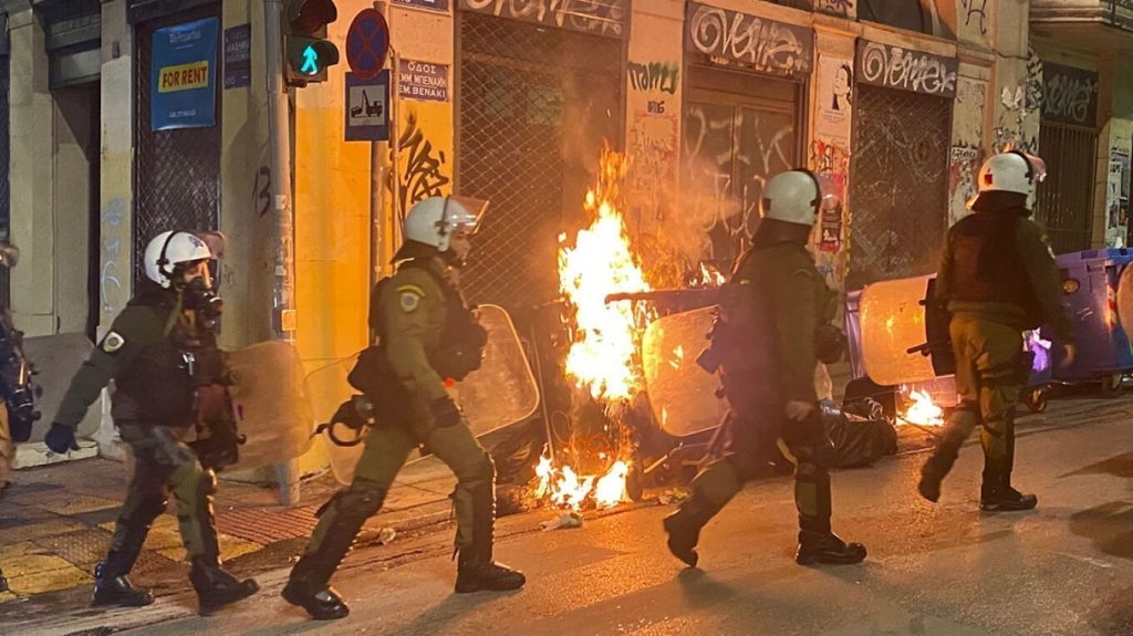 Ένταση στα Εξάρχεια: Επίθεση με μολότοφ κατά αστυνομικών της ομάδας ΔΡΑΣΗ