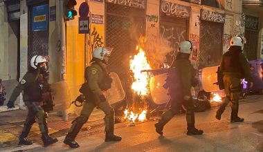 Ένταση στα Εξάρχεια: Επίθεση με μολότοφ κατά αστυνομικών της ομάδας ΔΡΑΣΗ