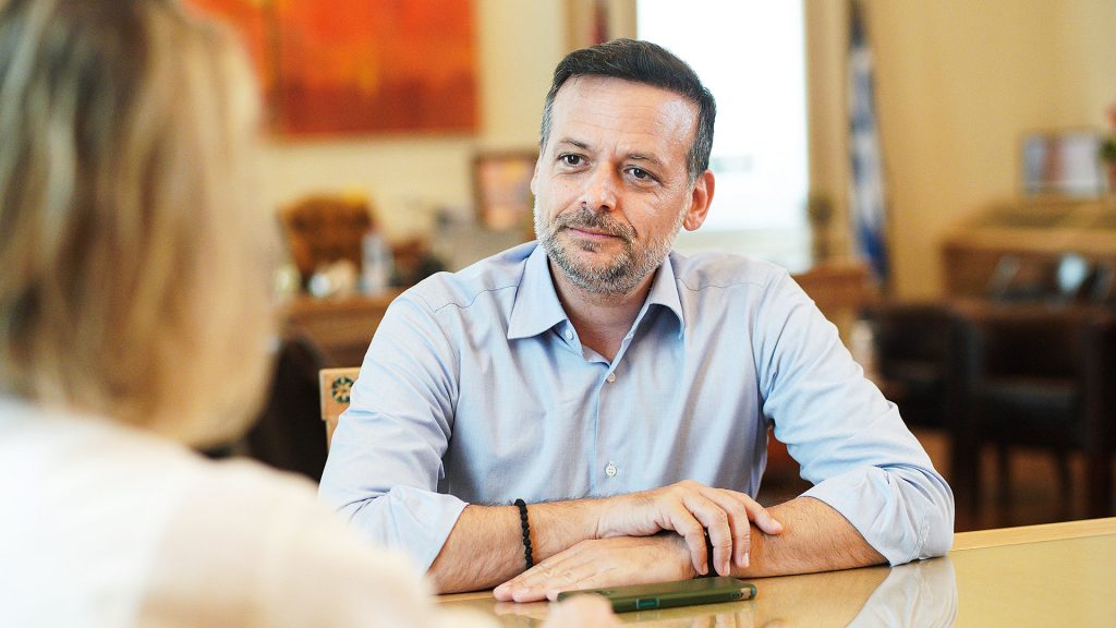 Η συγκινητική ανάρτηση του Χάρη Δούκα για τη γιορτή του Πατέρα: «Ένα μεγάλο ευχαριστώ στον δικό μου πατέρα»