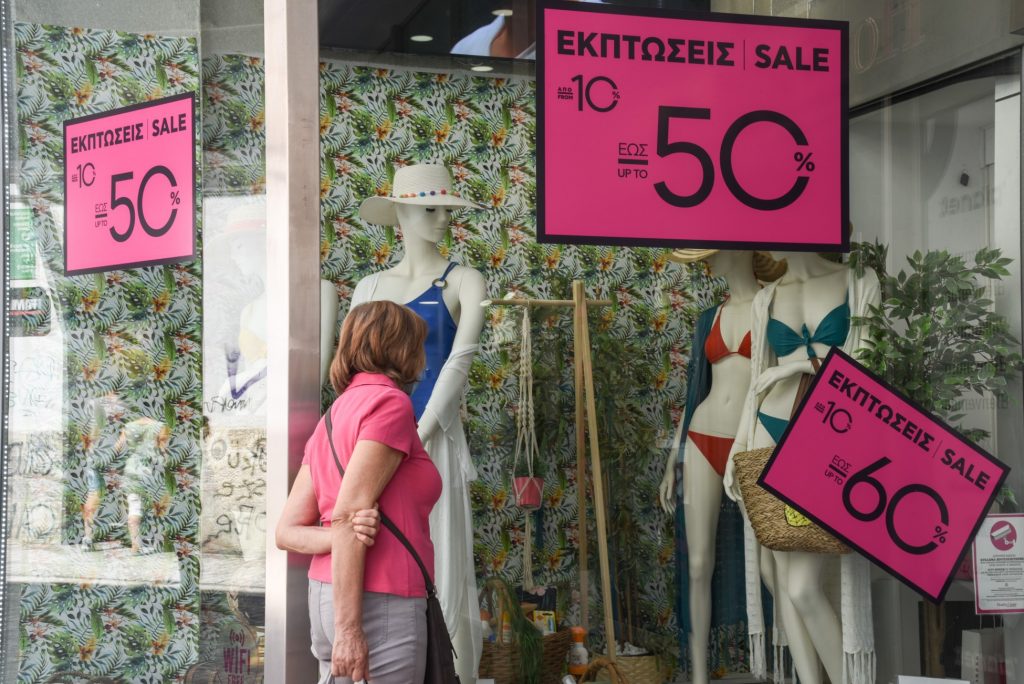 Πότε ξεκινούν οι θερινές εκπτώσεις και ποια Κυριακή θα είναι ανοιχτά τα καταστήματα