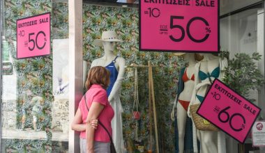 Πότε ξεκινούν οι θερινές εκπτώσεις και ποια Κυριακή θα είναι ανοιχτά τα καταστήματα