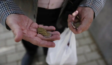 Συνταξιούχος των 670 ευρώ καλείται να πληρώσει οφειλή δανείου 140.000 ευρώ σε έναν χρόνο!