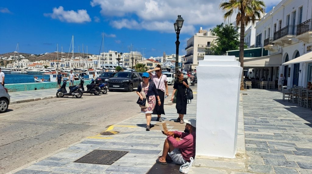 Τήνος: Εν μέσω τουριστικής περιόδου μετανάστες επαιτούν σε κεντρικούς δρόμους
