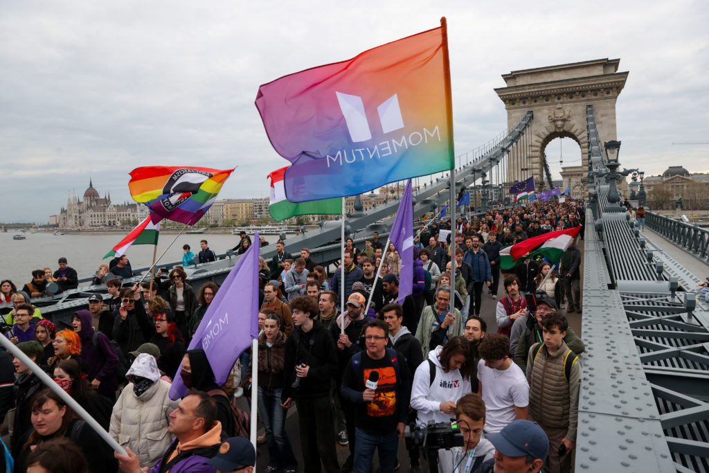 Βουδαπέστη: Άνδρας ξήλωσε σημαίες ΛΟΑΤΚΙ+ από τη γέφυρα Ελισάβετ και τις πέταξε στον Δούναβη