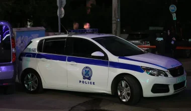 «Καταδρομική» κουκουλοφόρων σε παρέα τριών νεαρών στην Πάτρα: Στο νοσοκομείο με τραύματα από μαχαίρι ένας 22χρονος