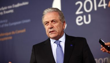«Qatar Gate»: Εκδόθηκε ευρωπαϊκό ένταλμα σύλληψης για τον Δημήτρη Αβραμόπουλο – «Όλα είναι νόμιμα»