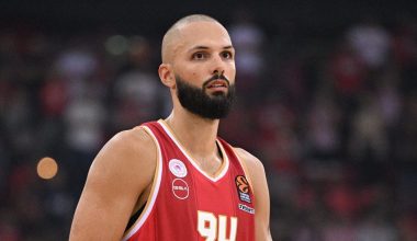Φουρνιέ: Άλλαξε και έβαψε κόκκινα τα γένια του (βίντεο)
