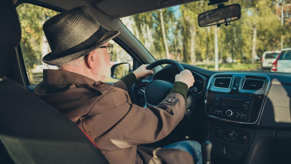 Αυστηρότεροι οι έλεγχοι για οδηγούς άνω των 65 ετών: Οι ιατρικές εξετάσεις που κρίνουν την ανανέωση διπλώματος