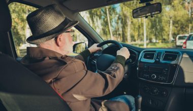 Αυστηρότεροι οι έλεγχοι για οδηγούς άνω των 65 ετών: Οι ιατρικές εξετάσεις που κρίνουν την ανανέωση διπλώματος